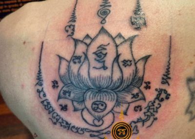 Sak-yant-belgique_Sak-yant-france_Tatouage-Thaï_Tatouage-Thaï-Traditionnel_ fleur de lotus